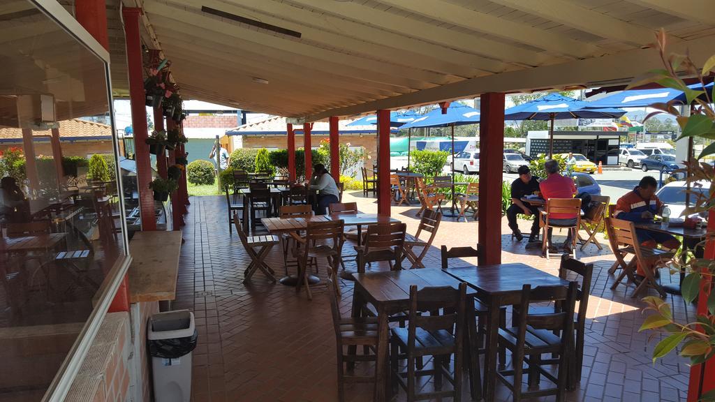 Hostal El Hangar Rionegro Esterno foto