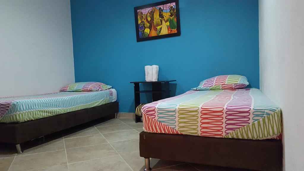 Hostal El Hangar Rionegro Esterno foto
