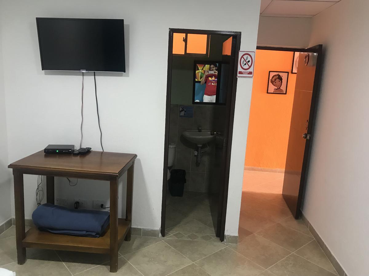 Hostal El Hangar Rionegro Esterno foto